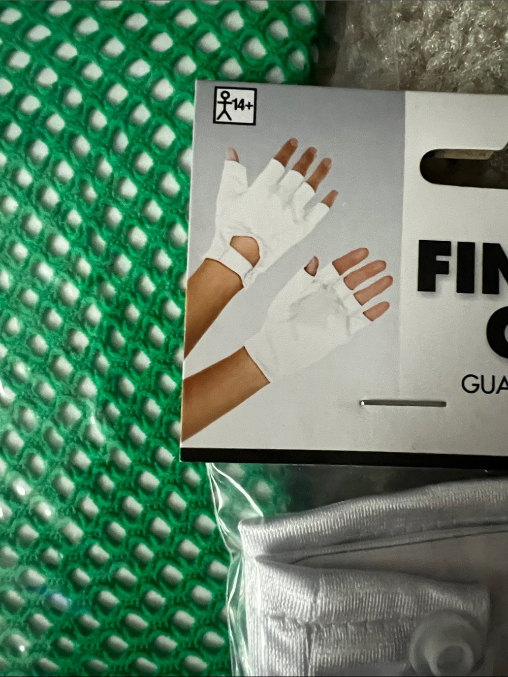 Fingerless and fishnet gloves - Picture 3 of 4